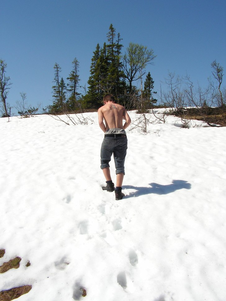Snön låg fortfarande kvar mitt i sommaren vid Ul. Foto: Robert Wahström. Åkare: Elias Holm.