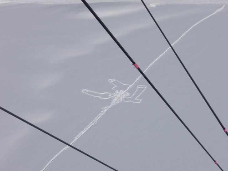 snoppar i snön som syntes hur tydligt som helst f. Foto: Fredrik Eliasson. Åkare: tre snoppar.