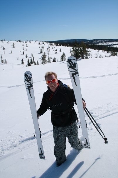 Klättrar upp för en sluttning i ca 15+ grader. Foto: Mattias Kristensson (Matkri-5.pixbox.se). Åkare: Michael Ek.