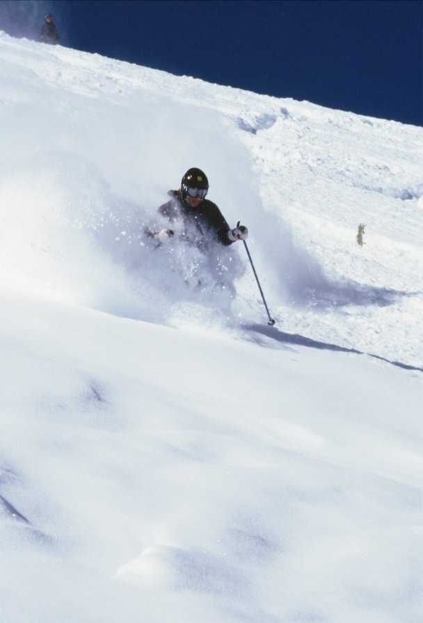 Lägger några svängar i pudret vid Furgsattel. S. Foto: Andrew Lerner. Åkare: Arvid Hejll.