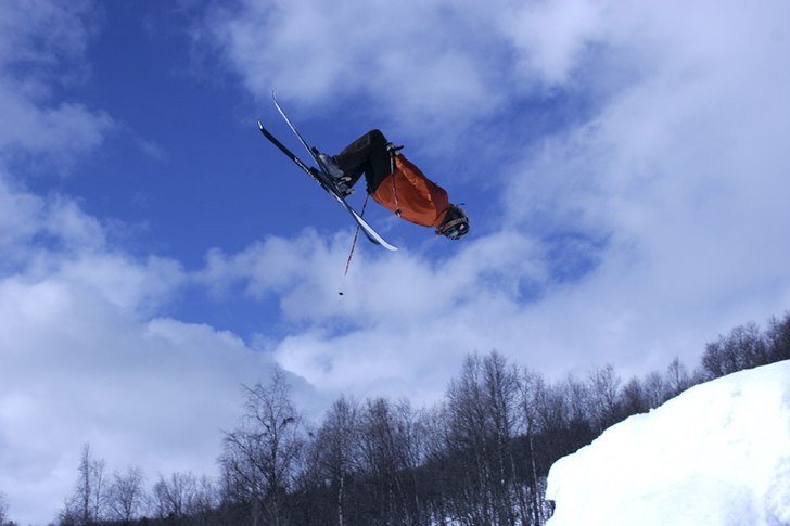Han kom, han såg, han segrade... Han hoppade en g. Foto: Mattias Pettersson. Åkare: Erik Lundgren.
