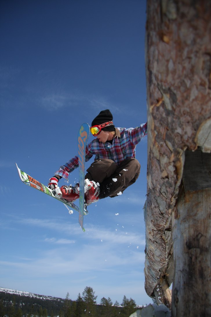 Trixar över stocken 
obs:oredigerad bild. Foto: Henrik Tindefjord. Åkare: Tim Andersson.