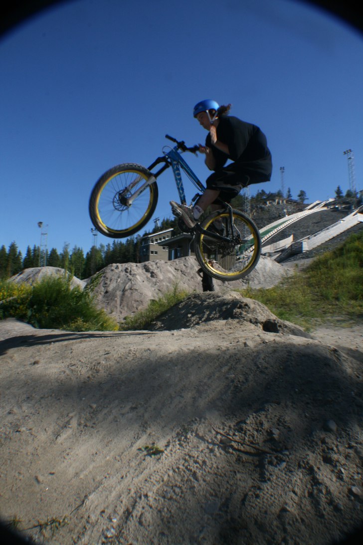 barspin i litet hopp. Foto: oskar lundmark. Åkare: Erik Sörstam.