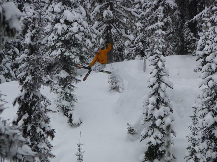 Erik lägger upp en skön mute bland träden.. Foto: Rickard Ljunggren. Åkare: Erik Hårsmar.