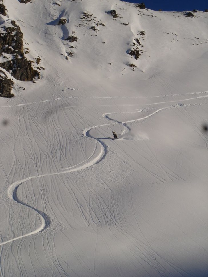 Puya tar en pudersväng . Foto: Jonas Zingmark. Åkare: Puya.
