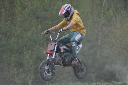 hoppar lite med fiddyn. Åkare: Christoffer smångs.