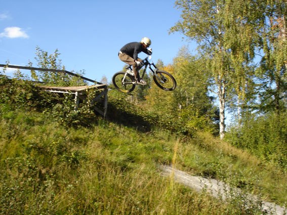 Högfartsdrop en fin septemberdag. Foto: Peter Chumba. Åkare: Johan Ebbinger.