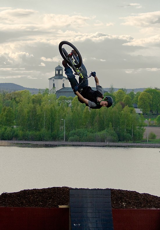 Hoppträning i barken. Alexander gör en barrel. Foto: Kenneth Einars. Åkare: Alexander Bäckvall.