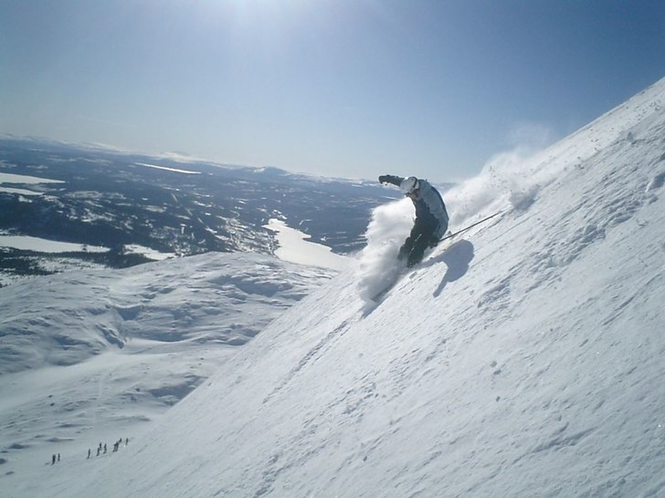Jonas lägger sköna pudersvängar med Skidlararli. Foto: Andreas K Dahl. Åkare: Jonas Persson.