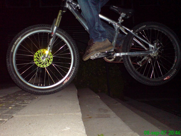 Hehe prövade att göra en ollie upp för trappan . Foto: Jonas Hallström. Åkare: Jonathan Lennartsson.
