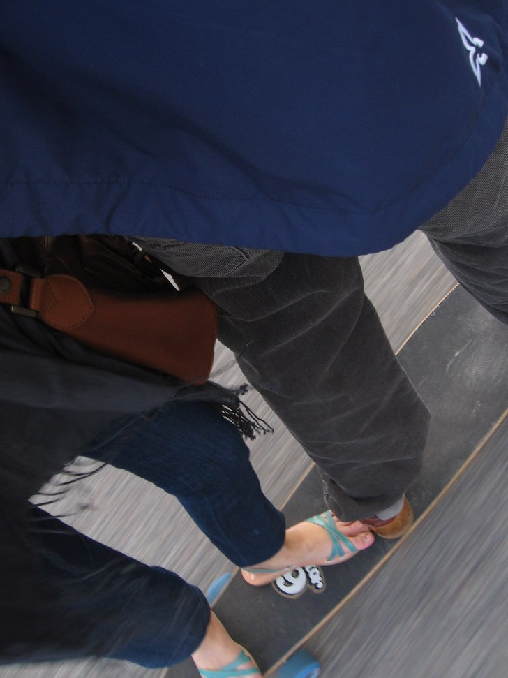 Åker bräda till krogen. Går grymt bra att åka . Foto: Merike Kjaergaard. Åkare: Kalle Kax Karlgren & Merike Kjaergaard.