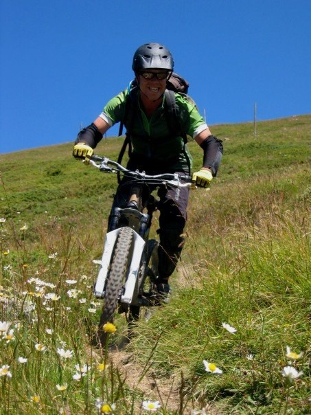 Mountainbike gör dig glad.

www.powderanddust.c. Foto: arska saarimäki. Åkare: sunken sr.