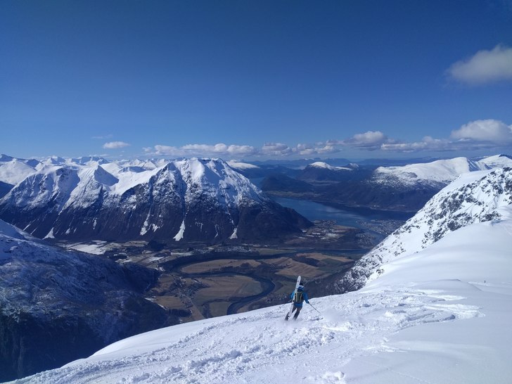 Nedförsåkningen längs ryggen bjuder på skaplig.