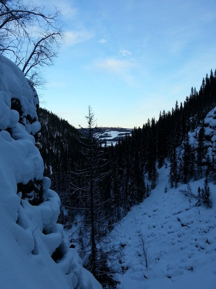 Första replängden, kall, klar dag. Isen var hår. Foto: Johan Almquist. Åkare: Johan Almquist.