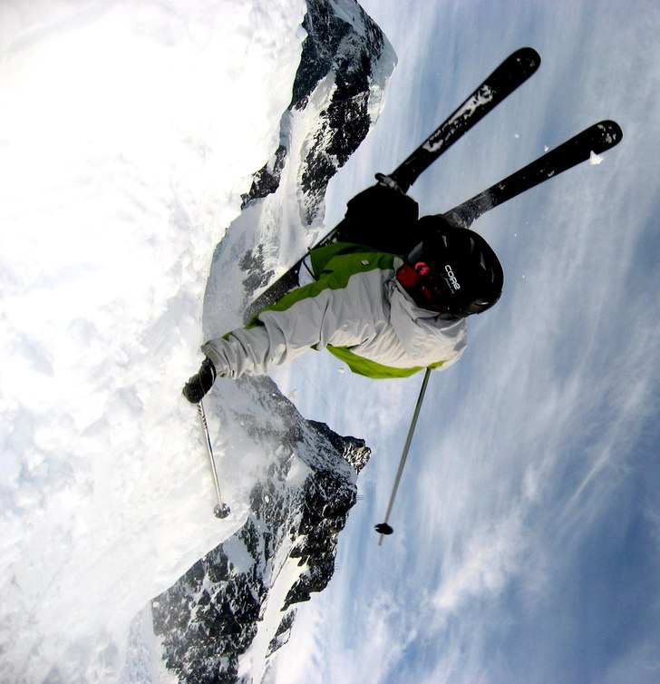 handplant på homemade spine. Foto: Fredrik Lidell. Åkare: Gustaf Lindtröm.