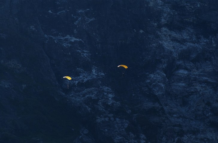 Två base hoppare på väg in för landning. Det v. Foto: Patrik Nyrén.