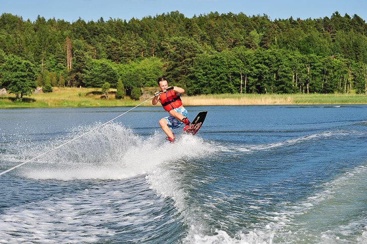 Denna åkare är ganska ny på wakeboard och såle. Foto: Daniel Skilberg.