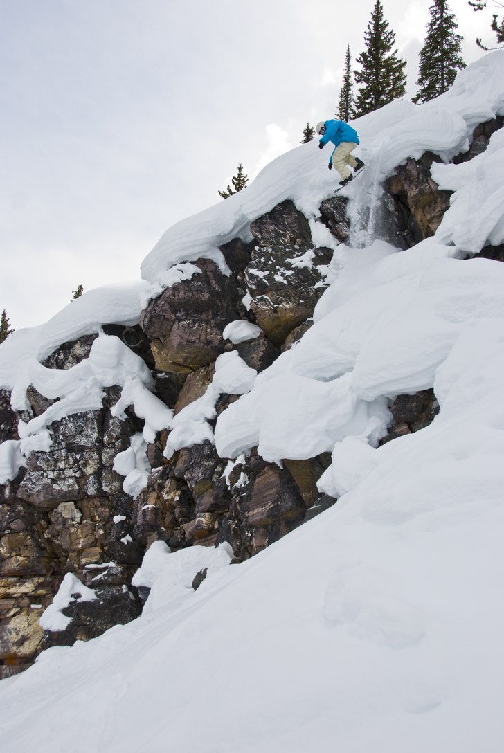 Jag tar ett dubbeldrop i Kickings backcountry.. Foto: Amelie Johnsson. Åkare: Emil Rydell.