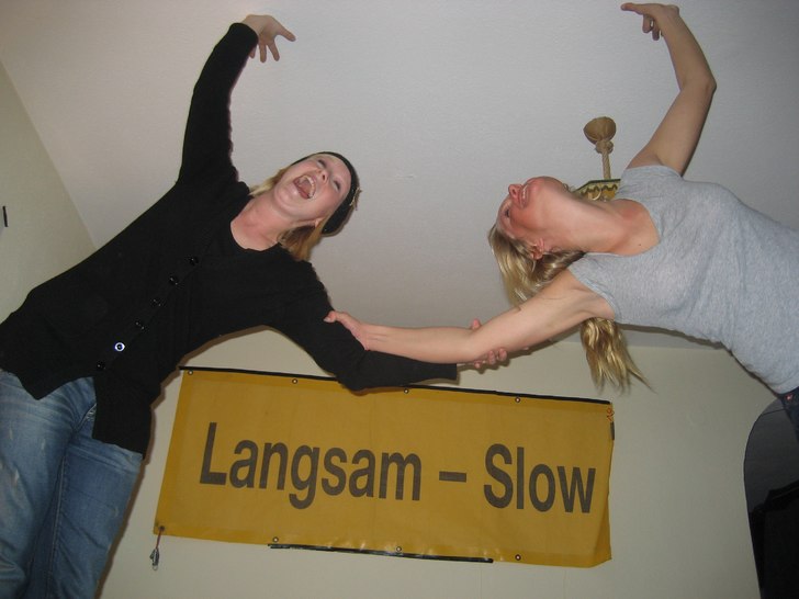 Den skylten e ett måste att ha på rummet!. Åkare: lisa, emma.