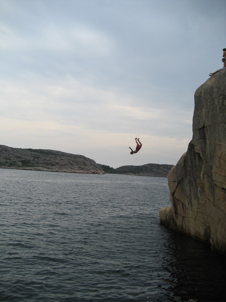 Vi var och hoppade på en trettonmeters klippa und. Foto: Gustav Djurberg. Åkare: Martin Tottie.