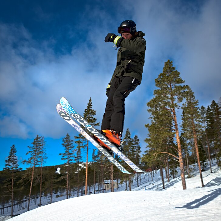 Mio sätter en 5 40 i parken i Idrefjäll..