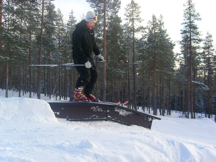 jag provar på att åka skidor =P. Foto: Jagge nergård. Åkare: adam svensson.