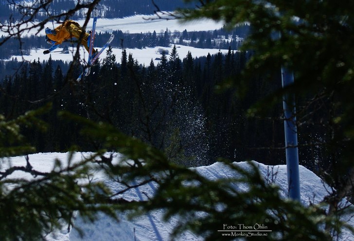 Odlarn Langar upp en fet supermanfront i bräcke. Foto: Thom Öhlin. Åkare: Markus Odlander.
