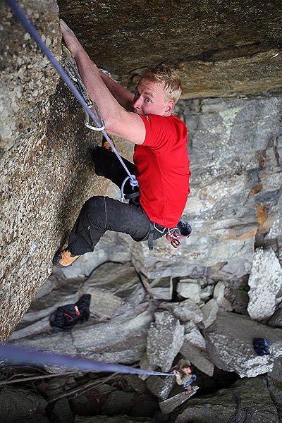 6c klättring under ett tak. Foto: Jonas Ahlman. Åkare: David.