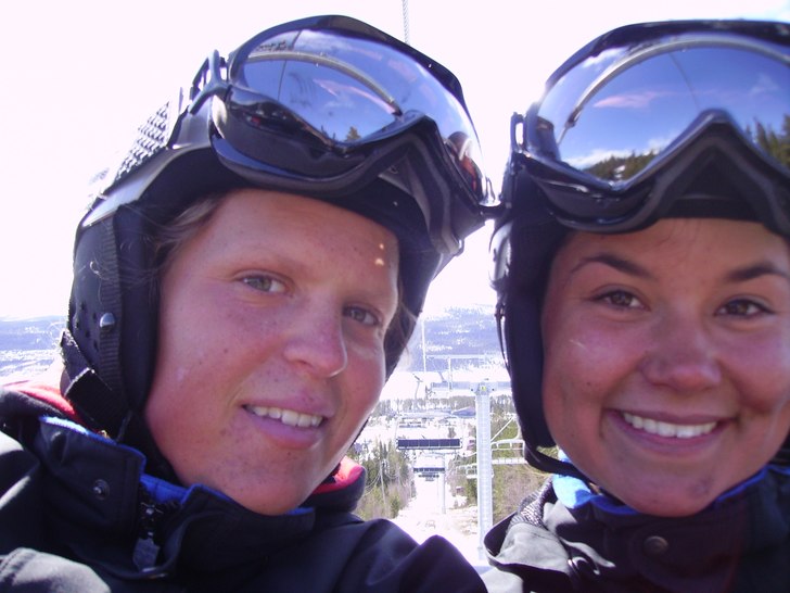 Två skidlärare med förstora googles på väg up. Foto: Jessica Lindström. Åkare: Jessica Lindström och Sanna Sjöblom.