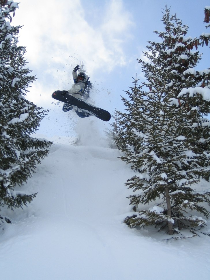 Backside Air förbi de enda granarna på orten. Foto: Erik Made. Åkare: Tor Made.