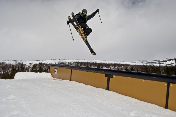 Niklas gapar railet.. Foto: Robin Todor. Åkare: Niklas Höiem.