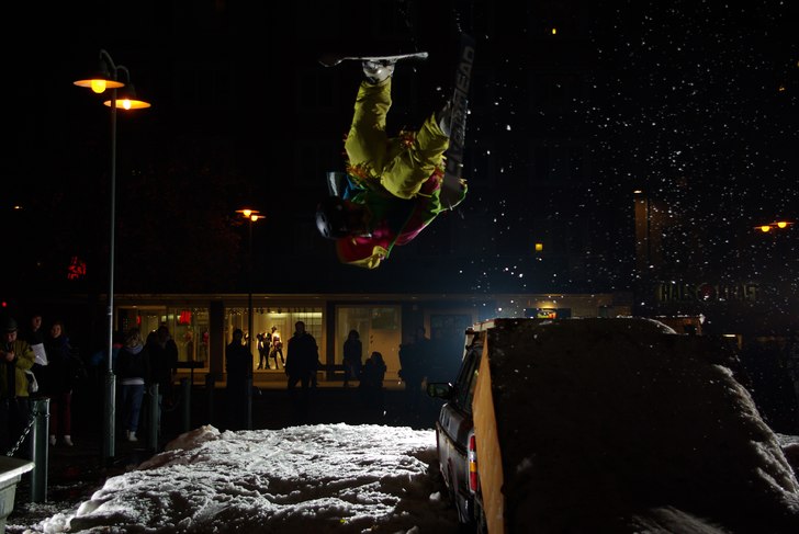 Det var sjukt sketchy att göra frontflip från en. Foto: Björn Rosengren. Åkare: Joakim Croy.