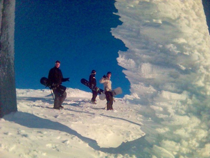 Längst upp med gondolen. Offspisten i ravinen vä. Foto: Gustav Åstedt. Åkare: Sebastian Olsson/Christoffer Helgesson/Kalle Ågårdh.