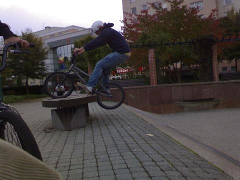 Jag kör en disaster på en bänk.. Foto: Rasmus Söderlund. Åkare: Tor Blomqvist.