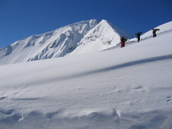 Åkare påväg till fots mot toppen Todorka.. Foto: Melker Rinaldo. Åkare: n/a.