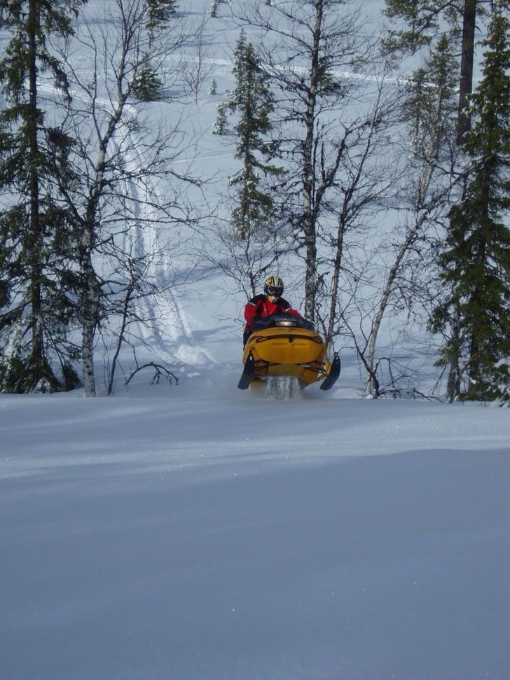 Leker med mxz:zn :=) Den gick ju fint i backarna !. Foto: Olov Nyström. Åkare: Arvid nyström.