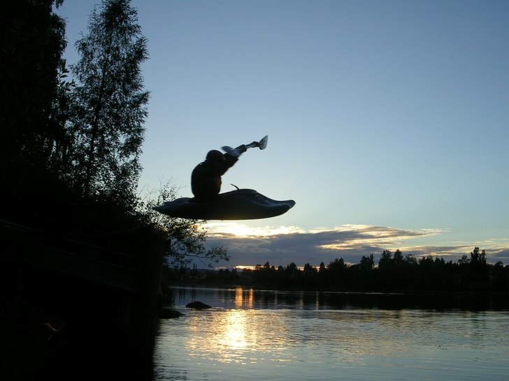 anton hoppar/åker med forskajak från rampen ut i. Foto: jonas nyberg. Åkare: anton.