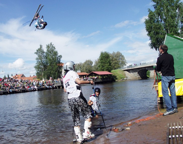 Frontflip på midsommar. Foto: Dd. Åkare: Jag / Alexander Lindquist.