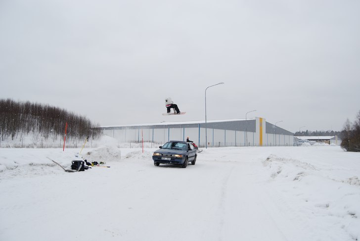 Hopp över väg och bil. . Foto: Martin Falk. Åkare: Jacob Sehlin.