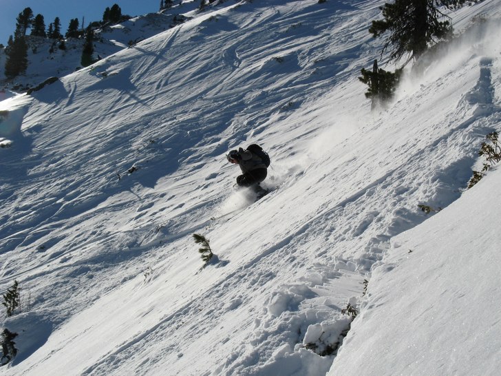 Testar om man kan åka offpist på bara 3 dm snö. Foto: Sebastian Lindroos. Åkare: Daniel Ökvist.