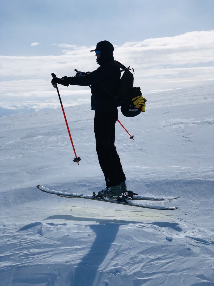 Svävar upp för berget.