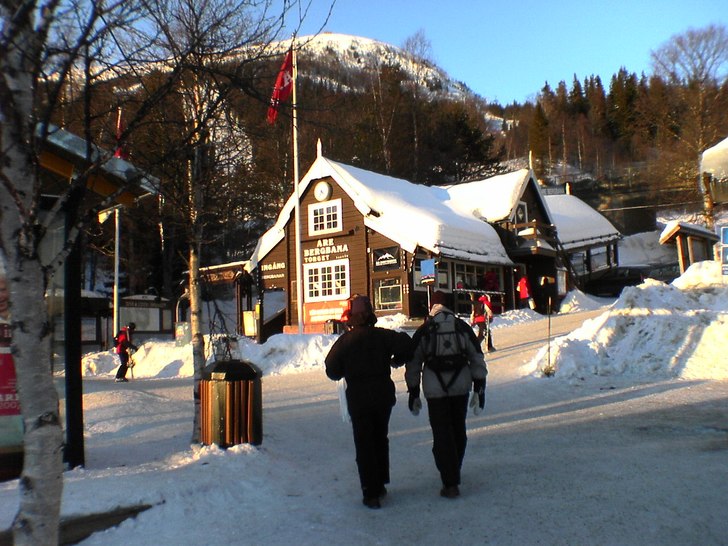 första solstrålarna når byn.... Foto: Robert Didriksson. Åkare: Bergbanan.