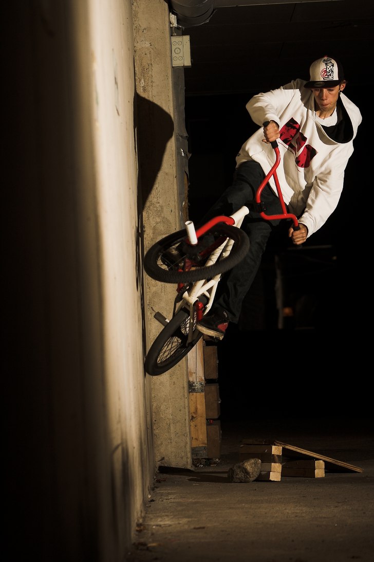 Liten wallride i parkeringsgarage.. Foto: Jesper Fransson (jag som har ställt in kamera och ljus, han trycker av). Åkare: Jonas Sjöbeck (Jag).