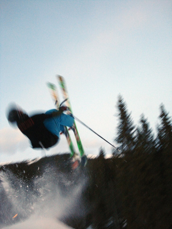 Vi byggde ett litet backfliphopp en kväll i Duved. Foto: Fredrik Nordqvist. Åkare: Petter Lennartsson.