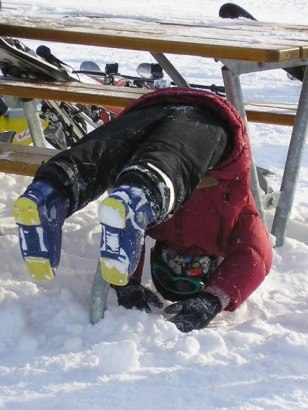 har man tråkigt så kan man hänga över en bänk. Foto: Johanna Mårtensson. Åkare: ungen.