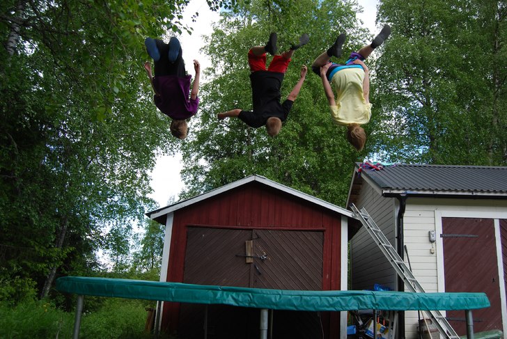 jocke, ica å karl gör backflip brövid varan på. Foto: Tommie Johansson. Åkare: Jocke, Ica, Karl.