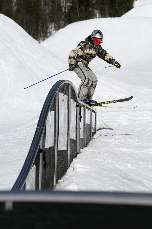 testar långa railen i Bräcke. Foto: Simon Dehnisch. Åkare: Joel Dehnisch.