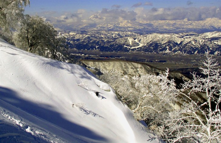 Ett litet drop från en vinddriva i Nozawas bästa. Foto: Andrew Taylor. Åkare: Sebastian Ailert.