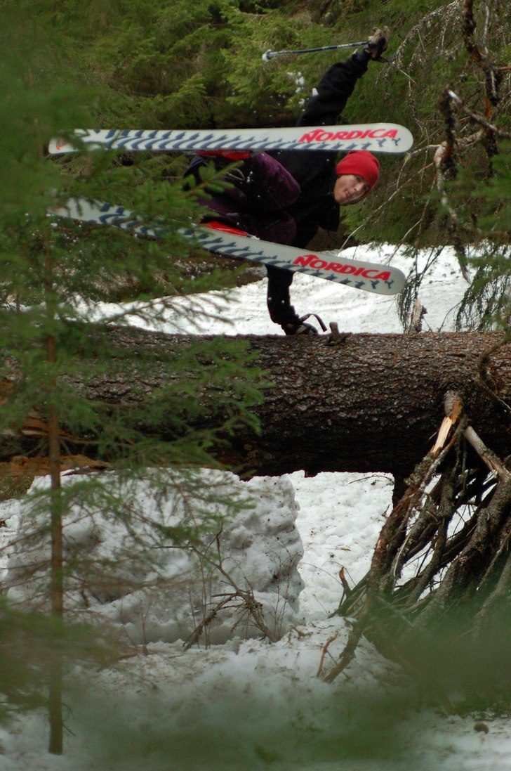 Handplant 180 över ett liggande träd 200 meter f. Foto: Johan Lantz. Åkare: Elov Olsson.