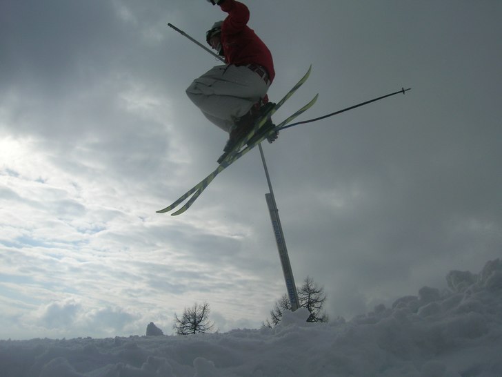 Byggde ett eget mini hopp då det saknades hopp i . Foto: John Landrin. Åkare: Andreas Hultqvist.